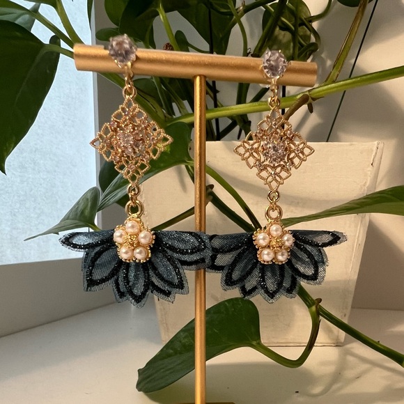 Elegant Flirty Flower-Inspired Dangle Earrings -Mixed Material Stylish Feminine - Picture 2 of 13